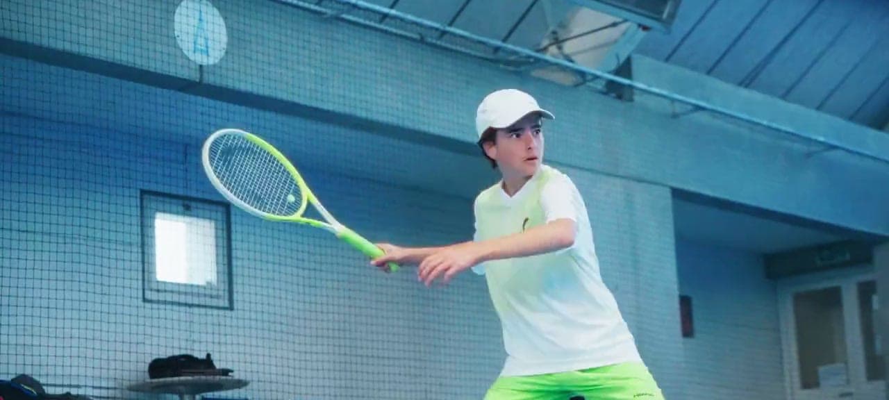 Lenart Kadriu en plein coup droit à l’entraînement