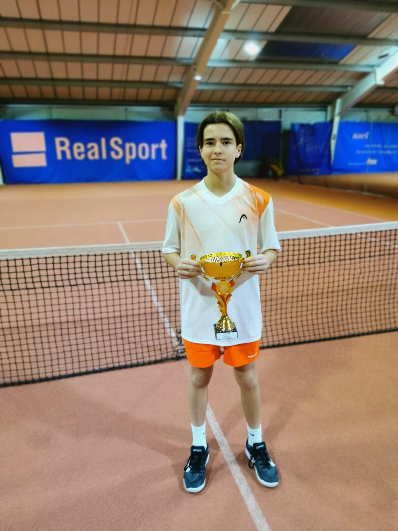 Lenart Kadriu avec son trophée sur un court RealSport